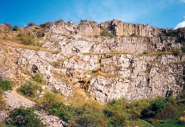 Odsonicie fadu tektonicznego w zachodniej cianie filaru