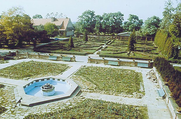 Parter ogrodowy przy zamku w Baranowie Sand.