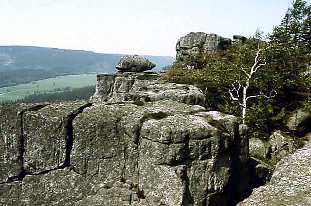 Spkanie krawdzi i odchylanie si zewntrznych supw piaskowca na Szczelicu Wlk.