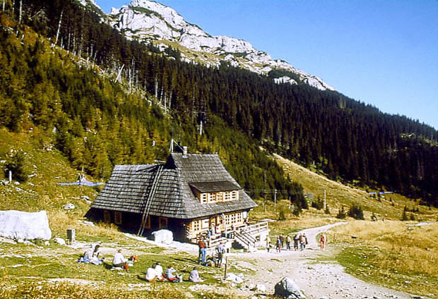 Tatrzaski PN - niewielkie schronisko na Hali Kondratowej swoj skal i architektur doskonale wpisuje si w krajobraz Tatr