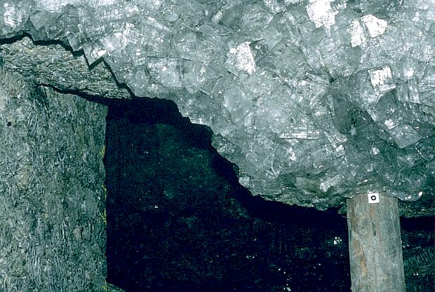 Naturalne krysztay halitu w stropie