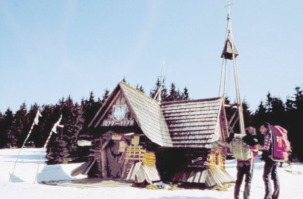 Kaplica ''papieska" przy szlaku z Nowego Targu na Turbacz