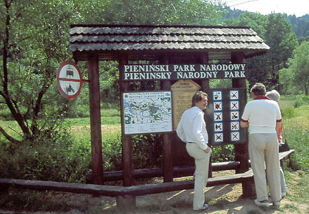 Pieniski PN - tablica informacyjna podkrela midzynarodowo Parku