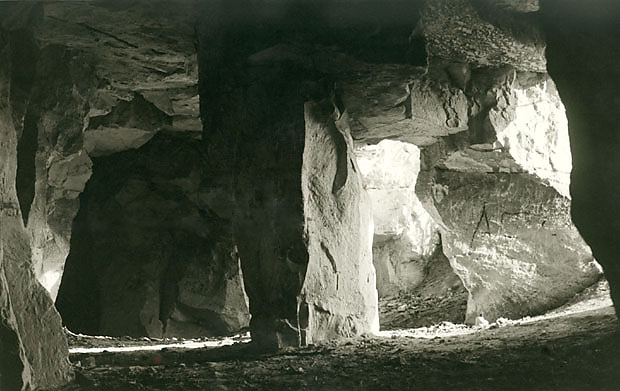 SDPN "Bochotnica" - Podziemne komory kamienioomu z widocznymi filarami ochronnymi