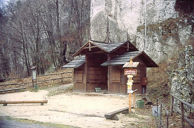 Stylowa kasa biletowa przed wejciem na szlak do Jask. Ciemnej