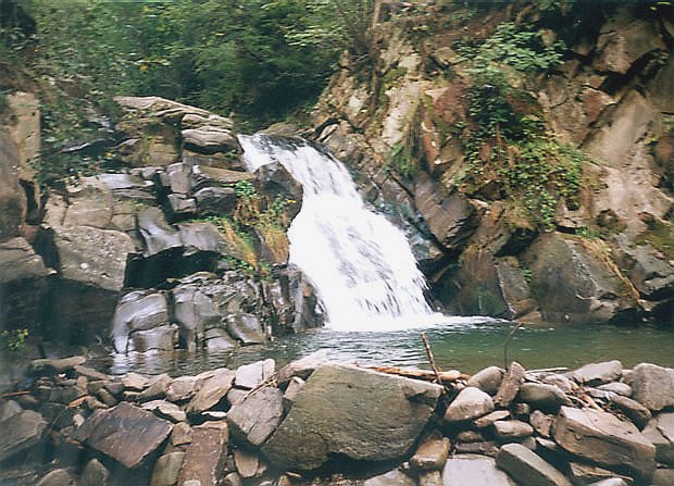 Brama skalna z progiem wodospadu Zaskalnik