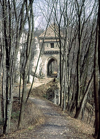 Droga i brama wejciowa do zamku w Ojcowie