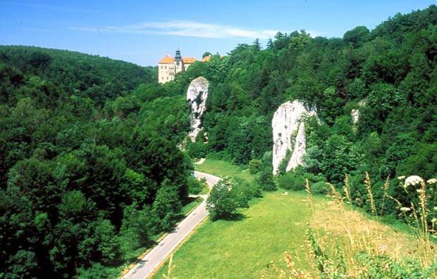 Dolina Prądnika z widokiem na Maczugę Herkulesa i zamek w Pieskowej Skale