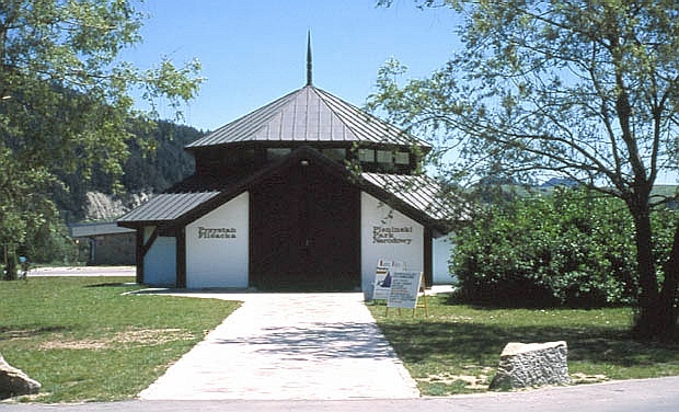 Pawilon obsugi zwiedzajcych na przystani w Ktach