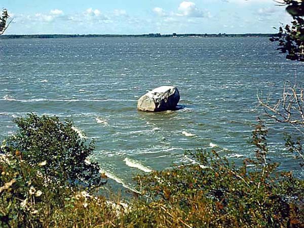 Kamie Krlewski - pomnikowy gaz narzutowy w wodach Zalewu k. Kamienia Pomorskiego
