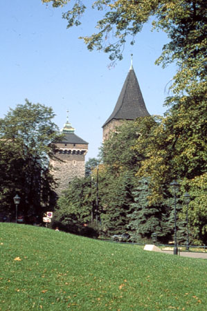 Zachowany fragment murw obronnych zosta wkomponowany w Planty