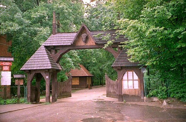 Wejcie do Parku Paacowego w Biaowiey