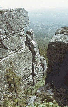 Szczeliniec Wlk. - przykrawdziowe szczeliny z wierzchokowego plateau