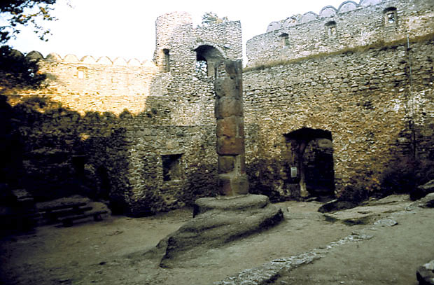 Dziedziniec zamku Chojnik