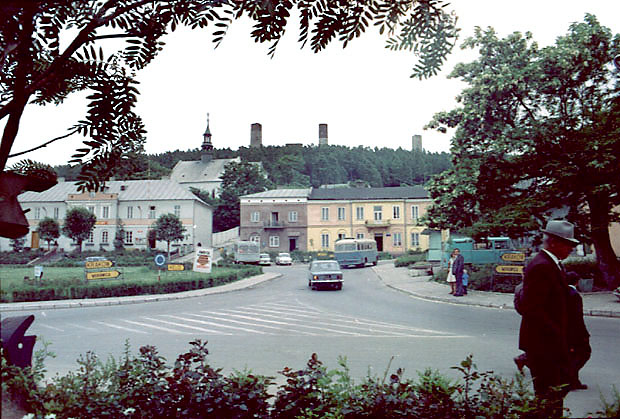 Rynek w Chcinach z grujcymi nad miastem ruinami zamku
